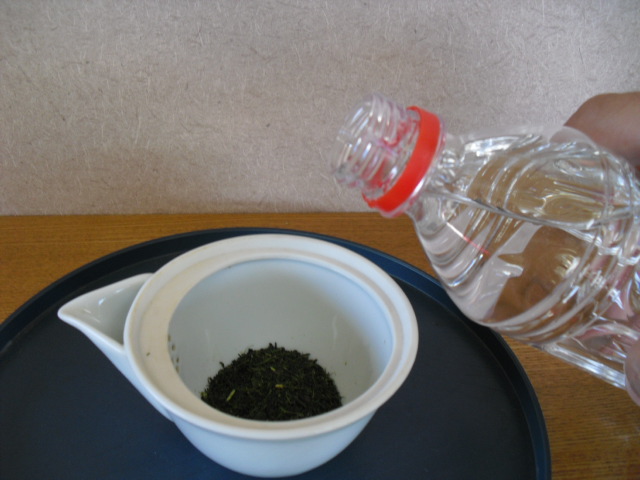 茶葉と同量の水を入れる